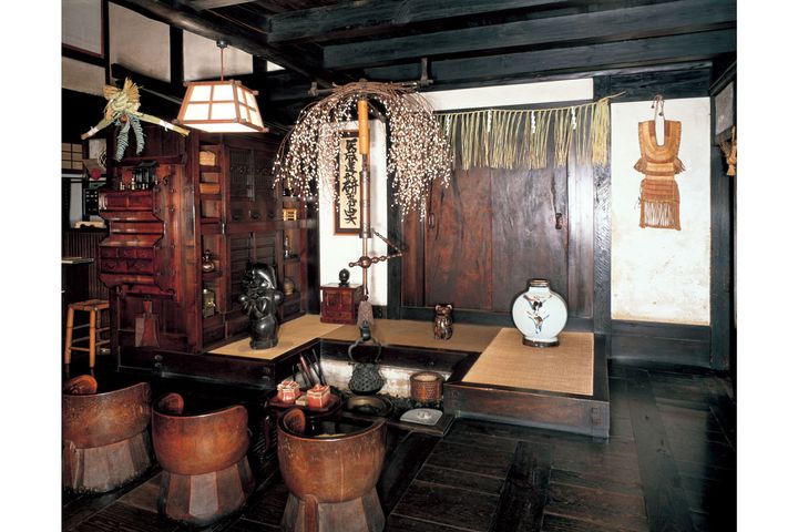 河井寬次郎記念館の囲炉裏のある吹き抜けの間