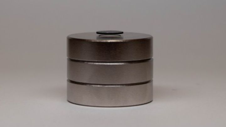 グラファイトを浮かせる――科学者たちが目指した新たな挑戦