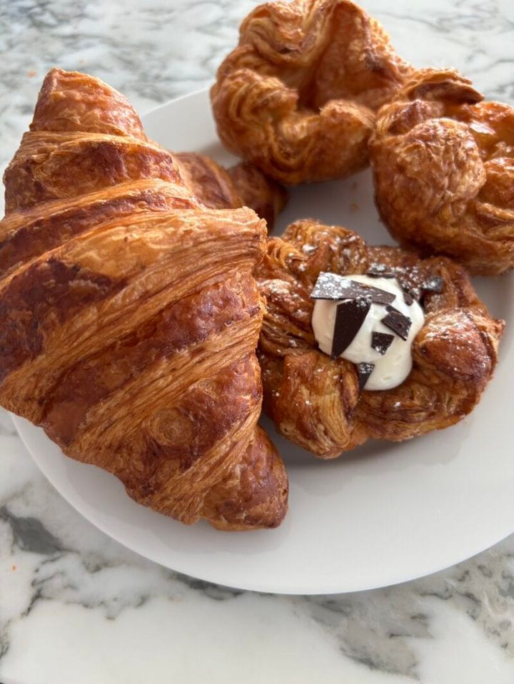 ハワイコナコーヒーでクロワッサンとペストリー