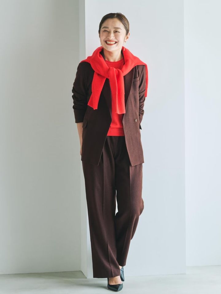 トレンドカラーのブラウンを使ったセットアップに合わせて 出典：WEAR
