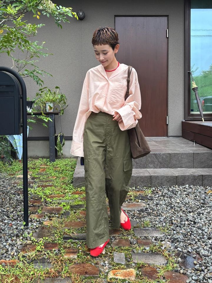 赤のバレエシューズで足もとに差し色を 出典：WEAR