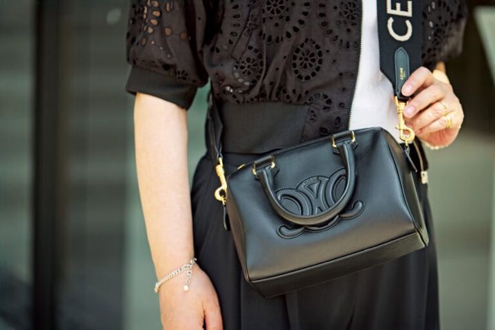 『セリーヌ』のバッグは、カジュアルになり過ぎず、スポーティコーデを品よくまとめてくれます