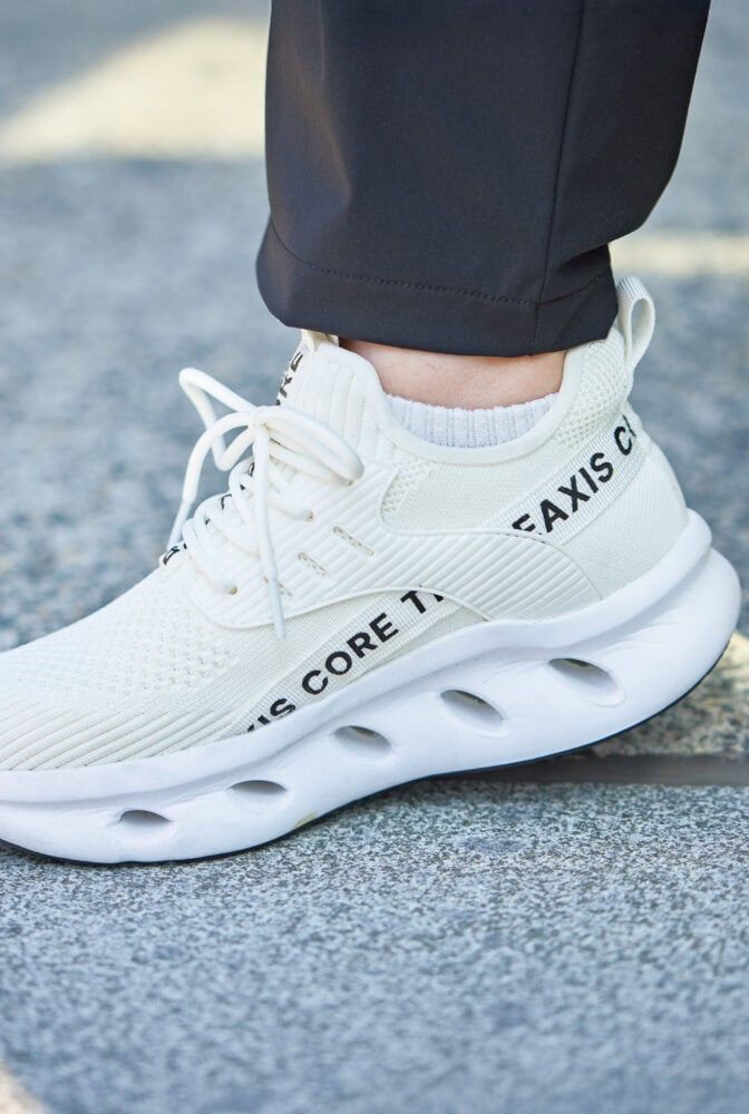 『ビーアクシス』のシューズは、爽やかな白できれいめの服にも合わせやすい1足。