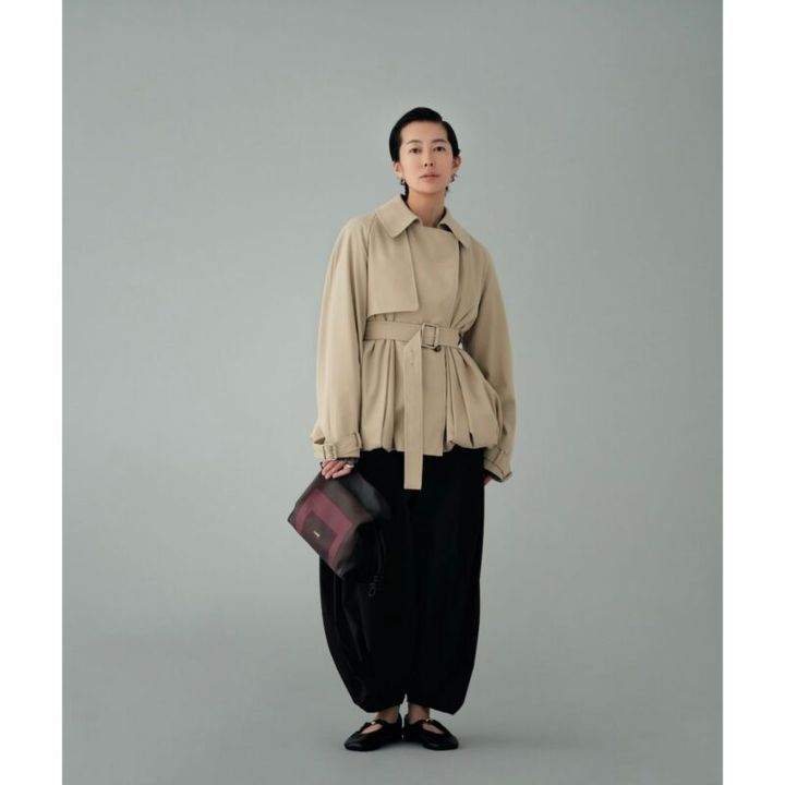 ジャケット37万8400円、パンツ22万3300円、靴14万6300円、バッグ48万6200円、ピアス12万6500円、リング8万3600円（すべてロエベ／ロエベ ジャパン クライアントサービス）