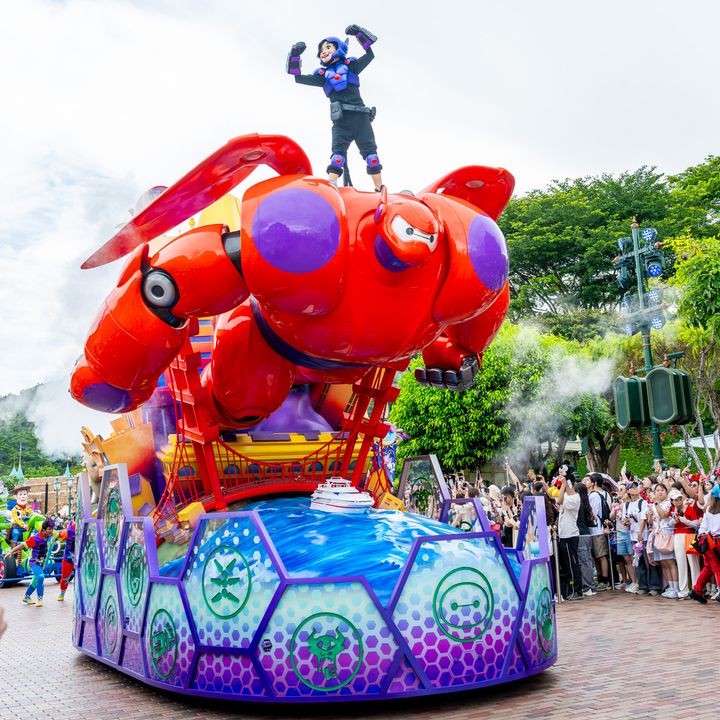 「ヒロ」を乗せた「ベイマックス」が登場する『ベイマックス』のフロート