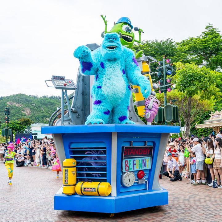 「サリー」と「マイク」が乗った『モンスターズ・インク』のフロート