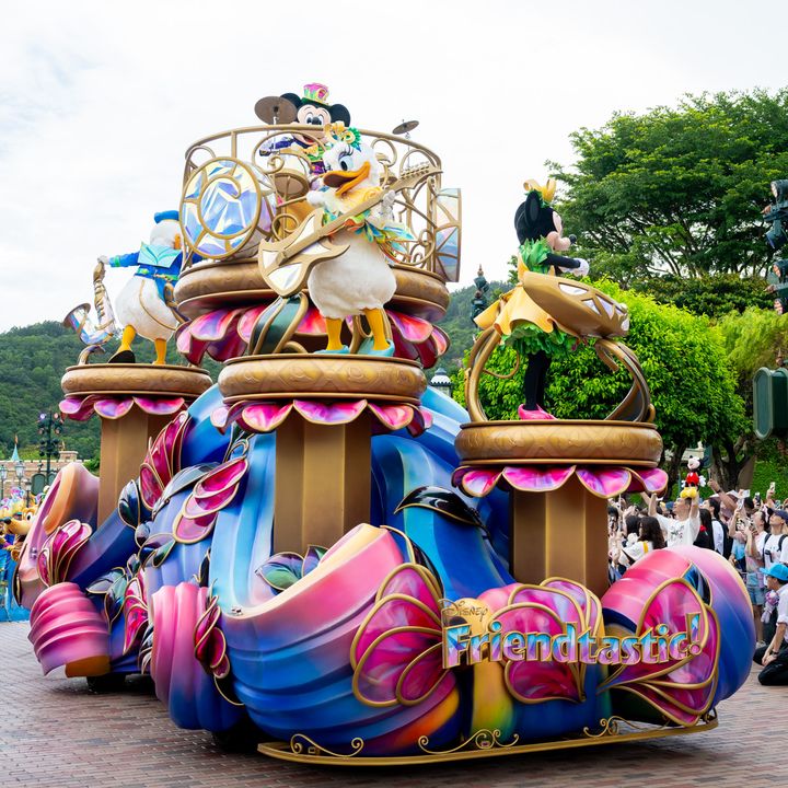 20周年コスチュームの「ミッキー＆フレンズ」が勢ぞろいしたフロート
