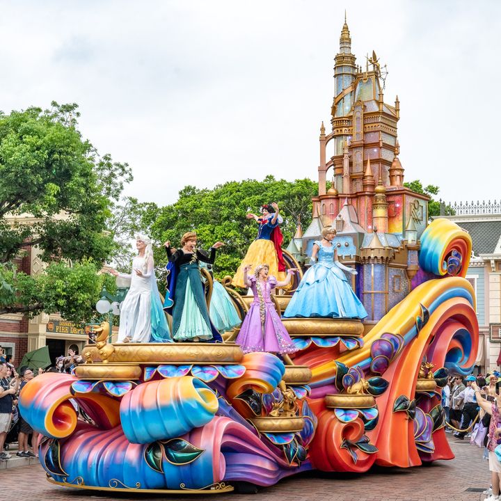 「シンデレラ」たちが乗ったディズニープリンセス・フロート