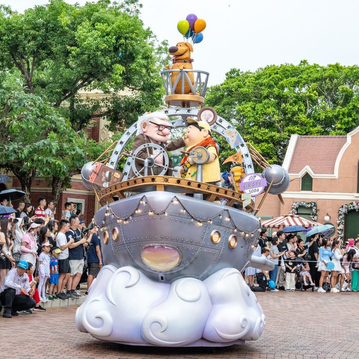 「カールじいさん」たちが乗った『カールじいさんの空飛ぶ家』のフロート