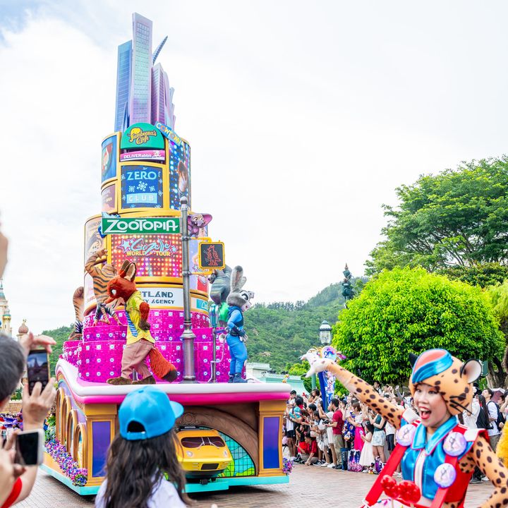 「ジュディ」と「ニック」が乗った『ズートピア』のフロート