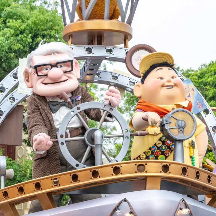 家の窓から顔を出す「ダグ」