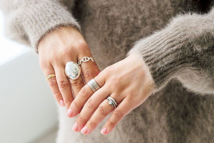 リングはいつも5～6個着用。 「右中指に大ぶりリングをつけるとバランスがとりやすいです」