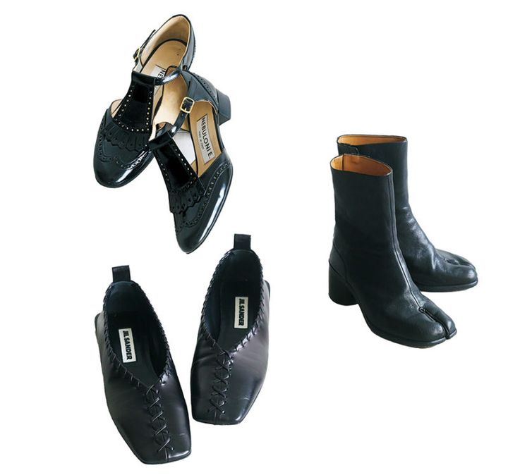 きれいめなスタイリングが好きなので、足元はすっきりと上品にまとまる黒レザーに。