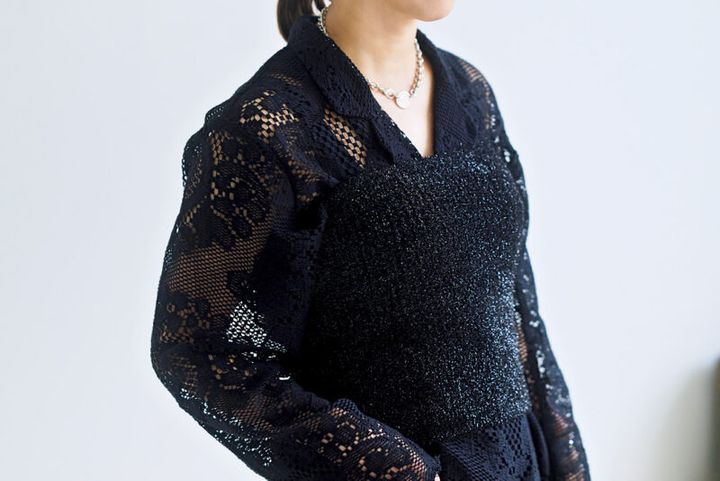 レースジャケットにラメニットビスチェを重ね着。 「レースなので上からビスチェを重ね着しても体になじみます」