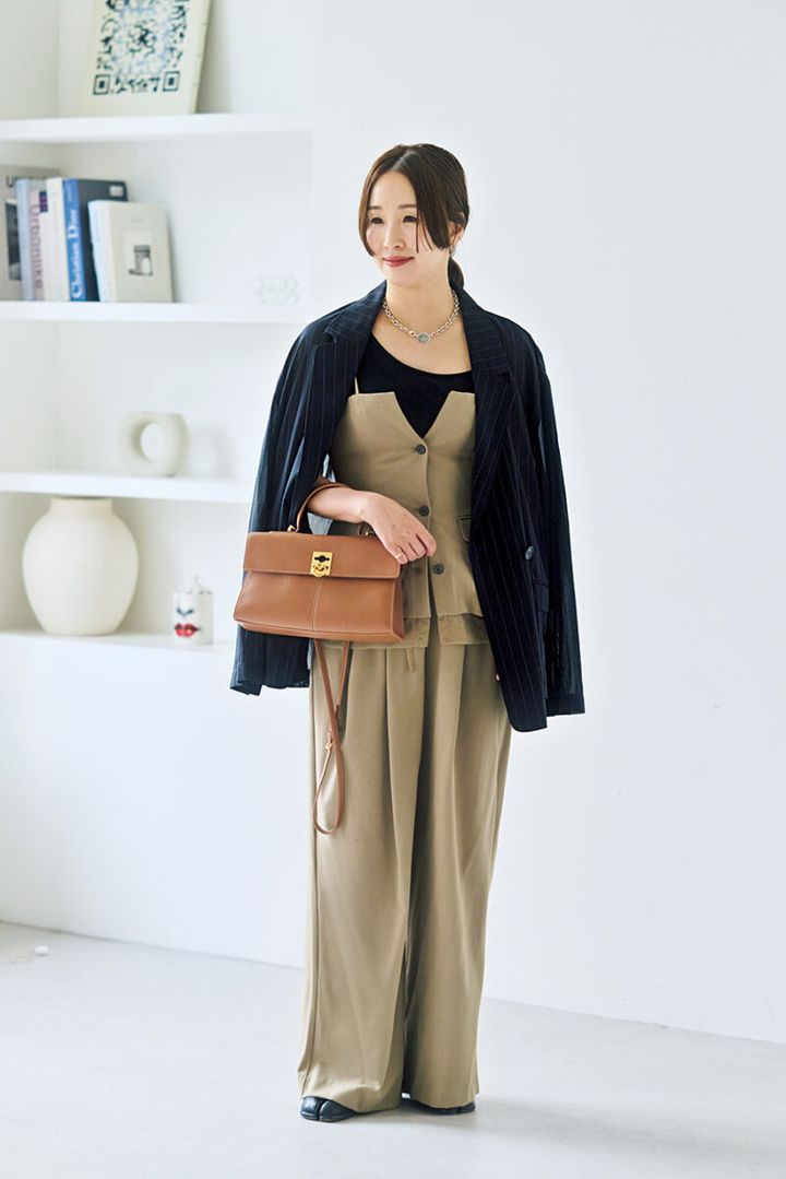 セットアップ／メゾン スペシャル、ジャケット／スピック＆スパン、バッグ／カフネ、ネックレス／ティファニー、シューズ／メゾン マルジェラ