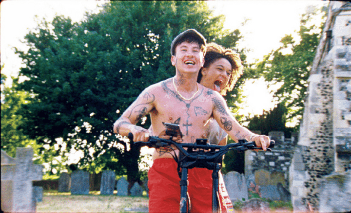 『バード ここから羽ばたく』 監督：アンドレア・アーノルド 出演：ニキヤ・アダムズ、バリー・コーガン、フランツ・ロゴフスキ 新宿ピカデリーほかにて全国公開中