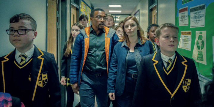 〈Netflix〉 『アドレセンス』 監督：フィリップ・バランティーニ 出演：スティーヴン・グレアム、アシュリー・ウォルターズ、 エリン・ドハーティ、オーウェン・クーパー Netflixシリーズ『アドレセンス』独占配信中