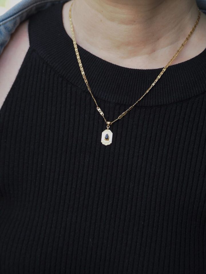 ゴールドのネックレス