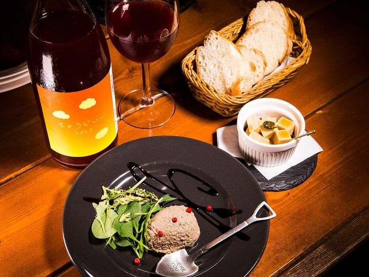 船橋『ワインと肉 COQ DINER』の「醤油漬けチーズ 青唐辛子風味」、「鶏レバーペースト（パン付き）」、「ちょうどいい2023」