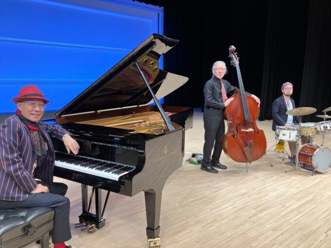 クニ三上トリオ（ベース・林正男、ドラムス・横山和明）（写真提供オフィスヨコタ）