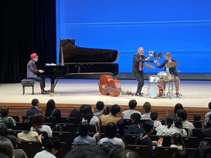 鍋やフライパンを使って楽しい演奏も披露（写真提供オフィスヨコタ）