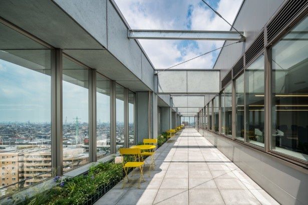 【写真】涼しい風が吹き抜けていく展望テラス 画像提供：草加市役所資産活用課