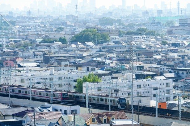 「東武スカイツリーライン」を眺望できるので電車好きの子どもに人気 画像提供：草加市役所資産活用課