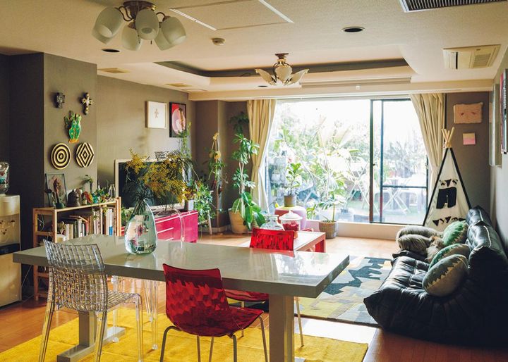 「色のない引き算の家よりも、色のある家のほうが明るくて好きです」とご主人が言うように、カラフルなインテリアが並ぶ室内から、グリーン空間が広がるバルコニーを一望。