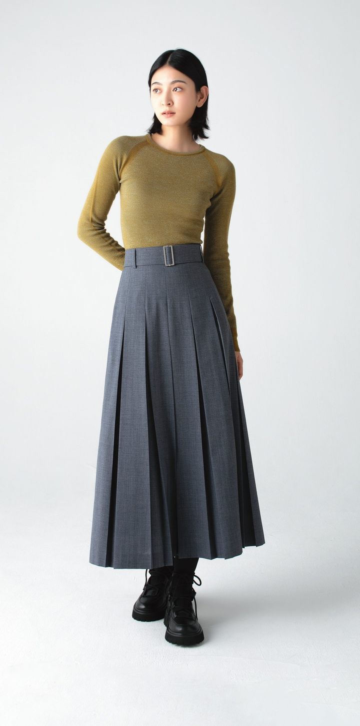 端正なボックスプリーツで究極の美シルエットとなったスカート