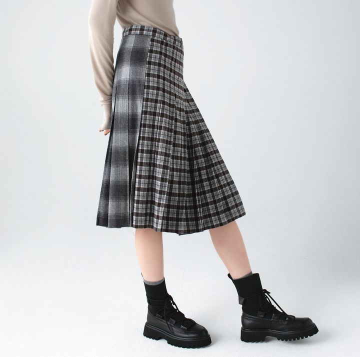2パターンのチェック柄を大胆にドッキングしたスカート。
