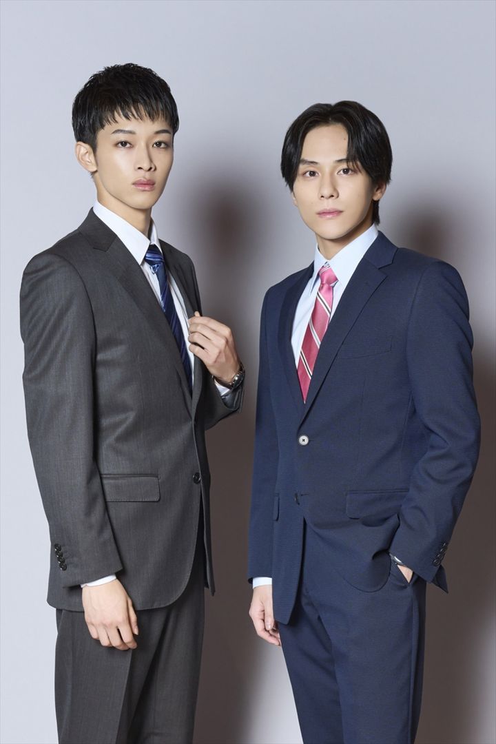 ドラマ『プロパガンダゲーム』でW主演を務める（左から）松本怜生、山下幸輝 （C）「プロパガンダゲーム」製作委員会・MBS width=