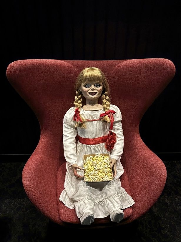 会場のホラーファンを見つめるアナベル