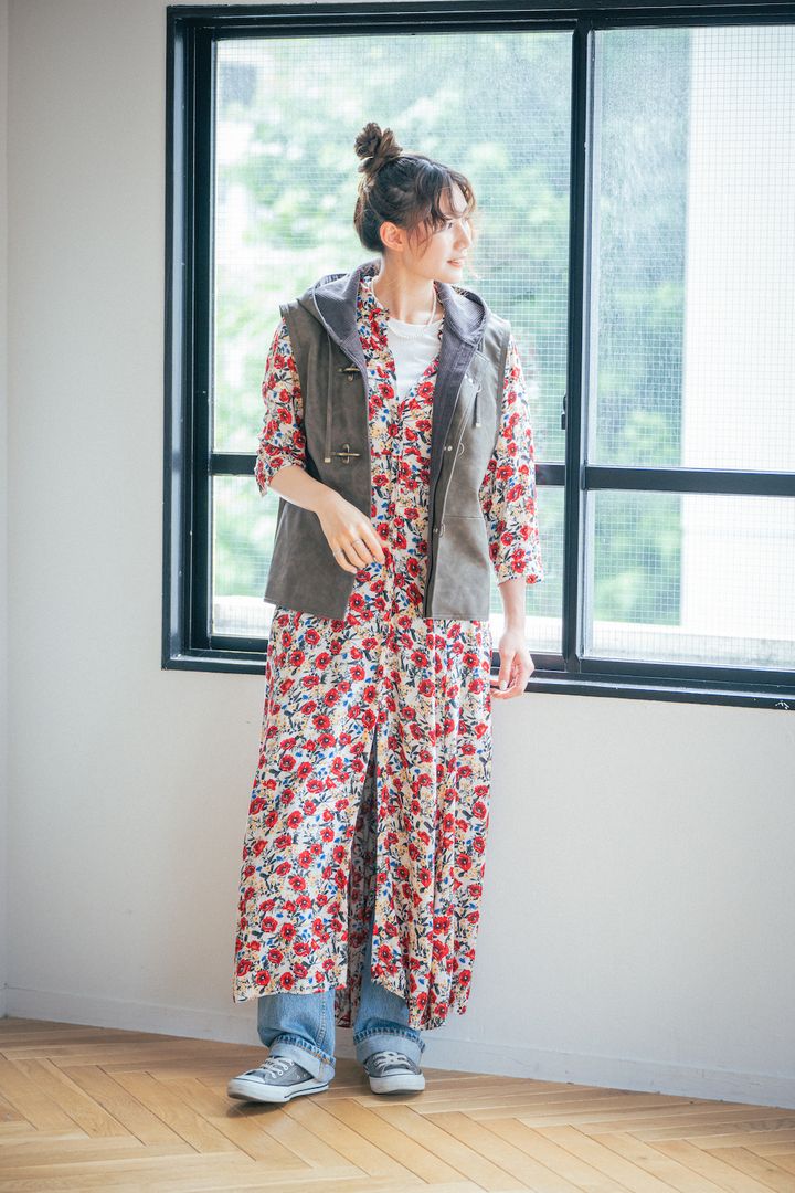 季節の変わり目に活躍するベストを使ったコーデ2選。白Ｔやライトな花柄ワンピースに重ねて【FUDGE FRIEND おしゃれさんの毎日コーディネート｜RAN】