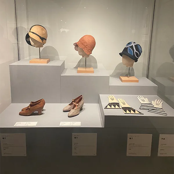 東京・三菱一号館美術館の「アール・デコとモード展」の帽子や靴