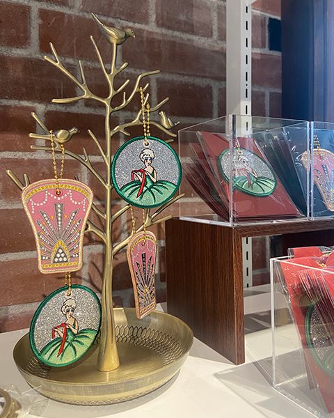 東京・三菱一号館美術館の「アール・デコとモード展」の「刺繍キーホルダー」