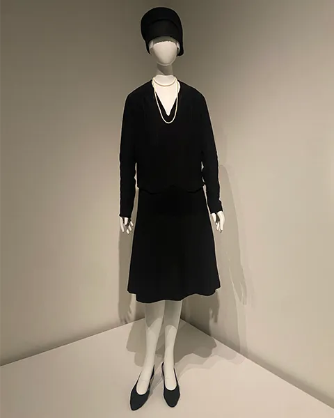東京・三菱一号館美術館の「アール・デコとモード展」の「シャネル」のデイ・ドレス