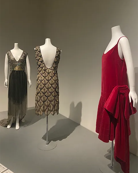 東京・三菱一号館美術館の「アール・デコとモード展」の「ベール」「パトゥ」「シャネル」のドレス
