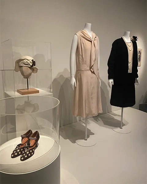東京・三菱一号館美術館の「アール・デコとモード展」のドレス・帽子・靴
