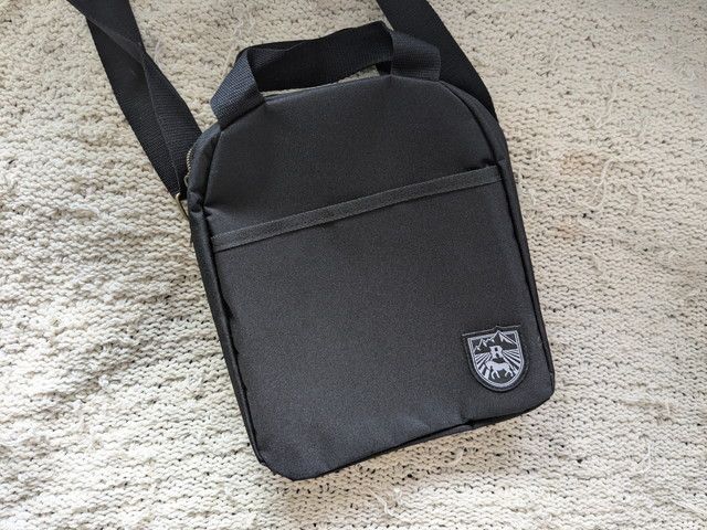 ショルダーバッグのフロント全体。シンプルなブラックにリゾナーレのロゴワッペン