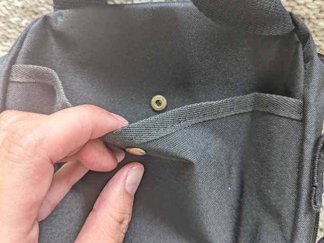 側面ディテール。スナップボタン付きのタブで形を整えられる様子