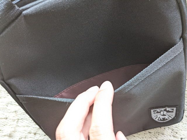 フロントスリットポケットのサイズ感が分かる写真