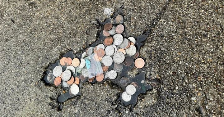 底に何か掘ってありますが不明 米国で話題】道路にできた「ネズミ穴」、調べたら実はネズミじゃ