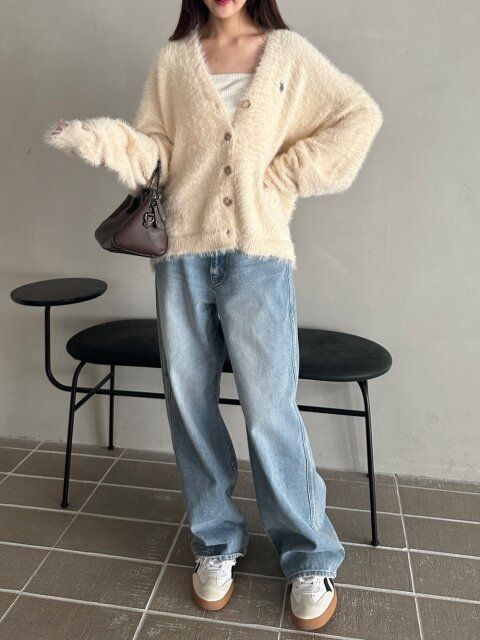 白シャギーカーディガン×デニムコーデ