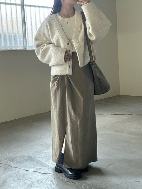 淡色ブークレカーディガンコーデ