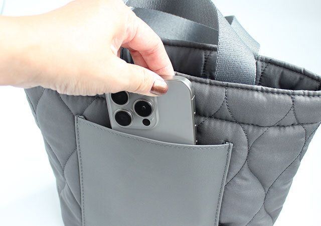 NEWYORKERのキルティングトートバッグのフロントポケット