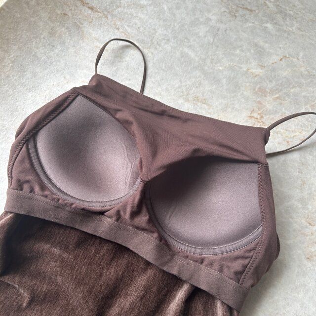 GU ブラフィールクロップドベロアキャミソール DARK BROWN カップ付き