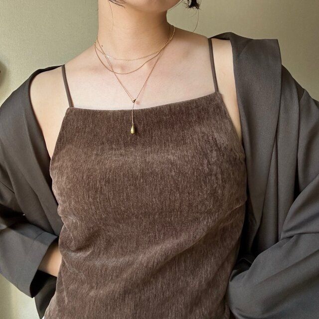 羽織りと合わせればヘルシーな抜け感