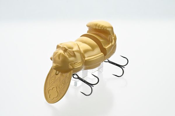 “ナニワ”のシンボル、幸福の神様「ビリケンさん」がルアーとなって登場