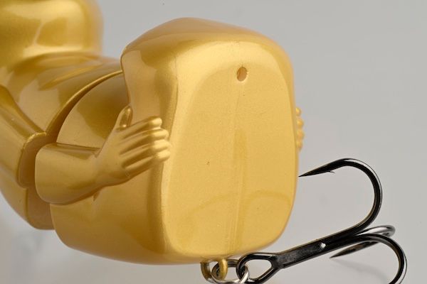 “ナニワ”のシンボル、幸福の神様「ビリケンさん」がルアーとなって登場