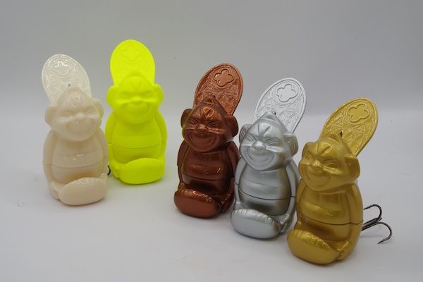 “ナニワ”のシンボル、幸福の神様「ビリケンさん」がルアーとなって登場